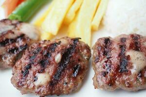 brocheta, tradicional turco carne comida con ensalada en un plato . foto