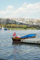 barco muelle en río en Estanbul foto