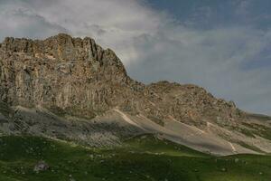 montañas en norte Osetia foto