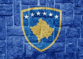 bandera y Saco de brazos de república de Kosovo en un texturizado antecedentes. concepto collage. foto