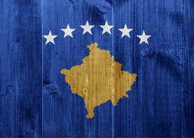 bandera de república de Kosovo en un texturizado antecedentes. concepto collage. foto