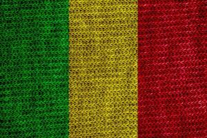 bandera de república de mali en un texturizado antecedentes. concepto collage. foto