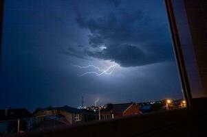 poderoso relámpago durante tormenta, brillante relámpago en el cielo durante un tormenta foto