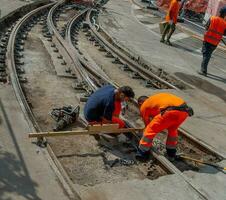 trabajadores a trabajo mientras sistenabo el tranvía rieles foto