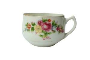 tradicional taza porcelana aislado en blanco antecedentes. con flor pétalos y antiguo pasado de moda porcelana té conjunto foto