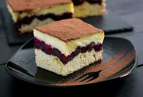 pastel magdalena con cerezas, cacao y natilla. foto