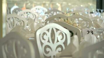Lugar, colocar configurações, mesas, e cadeiras estão esvaziar antes a convidados chegar às uma Casamento recepção video