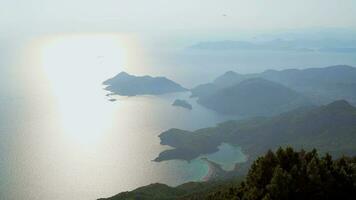 Resort Bereich mit Blick auf das natürlich Schönheit von das Mittelmeer Küste von Truthahn, fethiye Antalya video