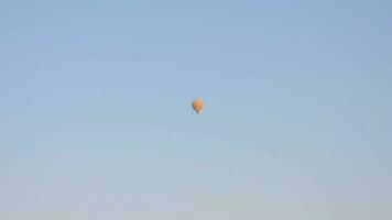 ballon à air chaud volant dans le ciel video
