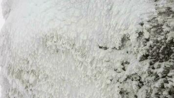 nieve capas acumulando en rock en el difícil Tormentoso frío clima en invierno video