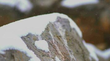 Schnee Schichten ansammeln auf Felsen im das schwer stürmisch kalt Wetter im Winter video