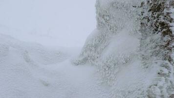 Schnee Schichten ansammeln auf Felsen im das schwer stürmisch kalt Wetter im Winter video