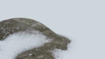 Schnee Schichten ansammeln auf Felsen im das schwer stürmisch kalt Wetter im Winter video