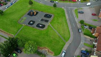 haute angle vue de occidental luton ville et Résidentiel district. aérien vue de capturé avec drone caméra sur 30 juillet, 2023. Angleterre, Royaume-Uni video
