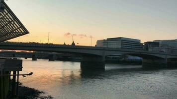 mest skön låg vinkel se av flod thames på London bro av central London huvudstad stad av England bra storbritannien under solnedgång, antal fot var fångad på aug 02:a, 2023 video