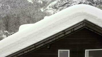 aereo Visualizza di un' villaggio nel il montagne video