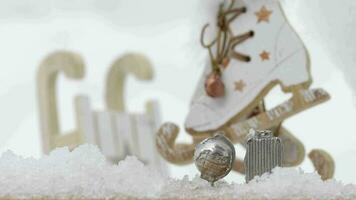 ein Silber Schnee Globus und Gepäck Sitzung auf oben von etwas Schnee im Vorderseite von Schlittschuh Schuhe video