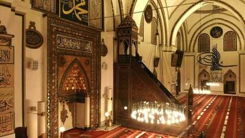 bursa, peru, 2023 - enfeites dentro a tradicional interior decoração do bursa ulu mesquita. video