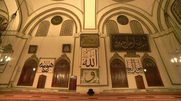 bursa, peru, 2023 - uma muçulmano homem Rezar sozinho dentro bursa ulu mesquita. video