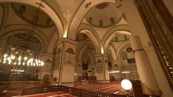 bursa, peru, 2023 - enfeites dentro a tradicional interior decoração do bursa ulu mesquita. video