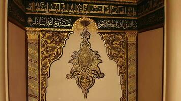 slijmbeurs, kalkoen, 2023 - ornamenten in de traditioneel interieur decoratie van slijmbeurs ulu moskee. video