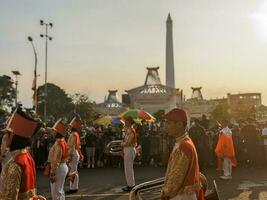 miembros de el de marcha banda en el desfile celebrando de surabaya cumpleaños. Surabaya, Indonesia - mayo, 2023 foto