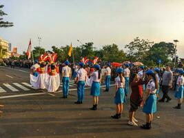 el grupo de Participantes quien tomó parte en el surabaya cumpleaños celebracion desfile. Surabaya, Indonesia - mayo, 2023 foto