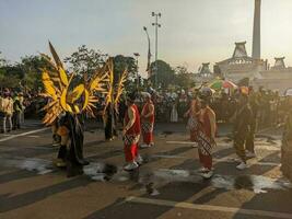 el grupo de Participantes quien tomó parte en el surabaya cumpleaños celebracion desfile. Surabaya, Indonesia - mayo, 2023 foto