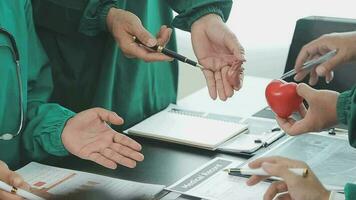 médecins ayant une médical discussion dans une réunion pièce video