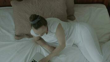 une femme séance sur une lit avec sa mains tendu video