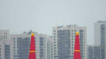 Kazan, russe fédération, juin 14 - fragment de le performance de un de le les participants de le compétition rouge taureau air course monde championnat 2019 . spectaculaire sportif événement. video