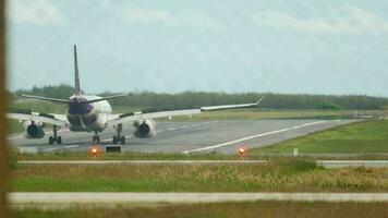 pasajero chorro avión frenado en el pista, posterior vista. avión de línea llegada a el aeropuerto, tiempo de día tráfico. turismo y viaje concepto video