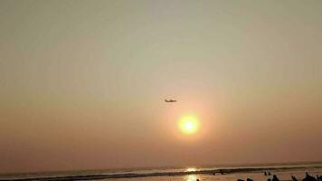 HD aérien en volant avion atterrissage à le coucher du soleil ou lever du soleil video