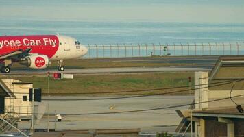 phuket, thailand november 26, 2019 - låg kosta airbs a320 hs aba av airasia taxning på de bana på phuket flygplats, thailand hkt. flygplan på de bakgrund av de hav video