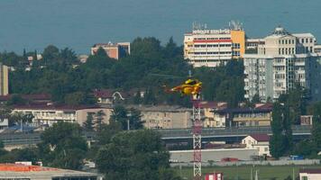 sotsji, Rusland juli 31, 2022 - helikopter mili mi 8 van kunst avia landen Bij Sotsji luchthaven. helikopter Aan de achtergrond van de stad video