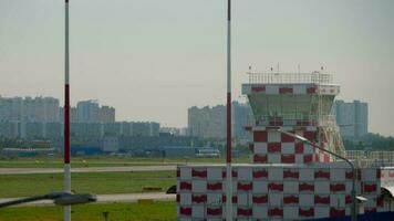 Heilige petersburg, Russland Juli 26, 2022 - - Passagier Flugzeug von rossija Landung beim Pulkowo Flughafen, Seite Sicht. Flug Ankunft, Flugplatz. Tourismus und Reise video