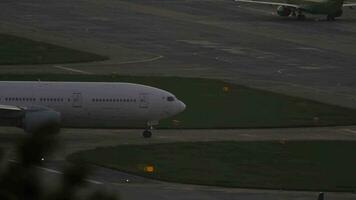 sochi, Russia agosto 04, 2022 - lato Visualizza di boeing 777 di vento nordico le compagnie aeree rullaggio su campo di aviazione di sochi aeroporto. widebody aereo di linea cavalcate su via di rullaggio. video