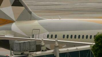 teleskopisch Gangway, Ärmel, Luftbrücke im Flugzeug im Flughafen. Flugzeug in Verbindung gebracht zu Tor Brücke. Flugzeug Rollen. Tourismus und Reise Konzept video