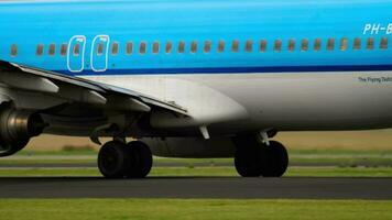 amsterdam, il Olanda luglio 25, 2017 - klm boeing 737 ph bxi accelerare e partenza a pista di decollo 36l polderbaan. vicino su di aereo motore e atterraggio Ingranaggio video