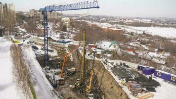 novosibirsk, Russisch federatie maart 14, 2021 - bouw team en uitrusting Bij de eerste stadium van bouw van een gebouw in de stad video