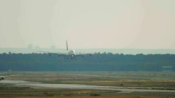 amplio cuerpo doble cubierta cuatro motor turborreactor pasajero aeronave tierras a el aeropuerto video