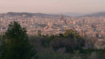 un paisaje urbano con majestuoso montañas en el distancia video