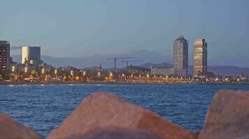 uma paisagem urbana visto a partir de uma barco em a água video