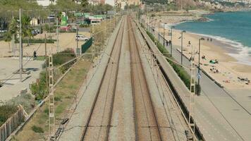 un tren pista corriendo a lo largo un hermosa playa y Oceano paisaje video