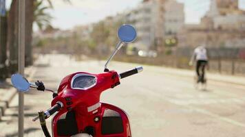 un rojo scooter estacionado en el lado de el la carretera video