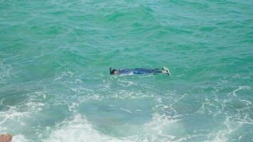 ein Person Schwimmen im ein erfrischend Körper von Wasser video