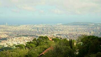 une panoramique Barcelone capturé de une scénique sommet de la colline point de vue video