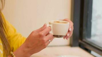 un mujer participación un taza de café video