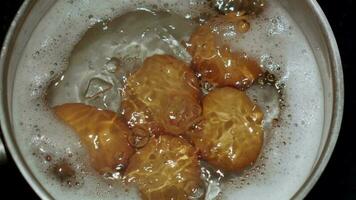 un Fresco y vibrante cuenco de naranjas con refrescante agrios jugo video