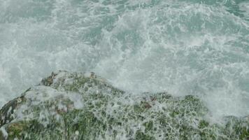 espirrando ondas em rochoso litoral video